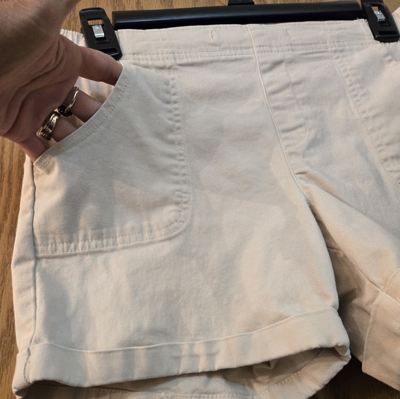 Girls off white pull on shorts. Size 10/12 girls but can fit an extra small lady - Picture 2 of 4